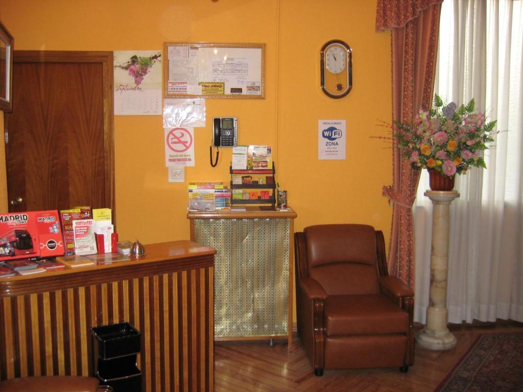 Hostal La Selecta Madrid Exterior photo
